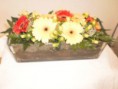 Glazen of stenen bak met verse bloemen